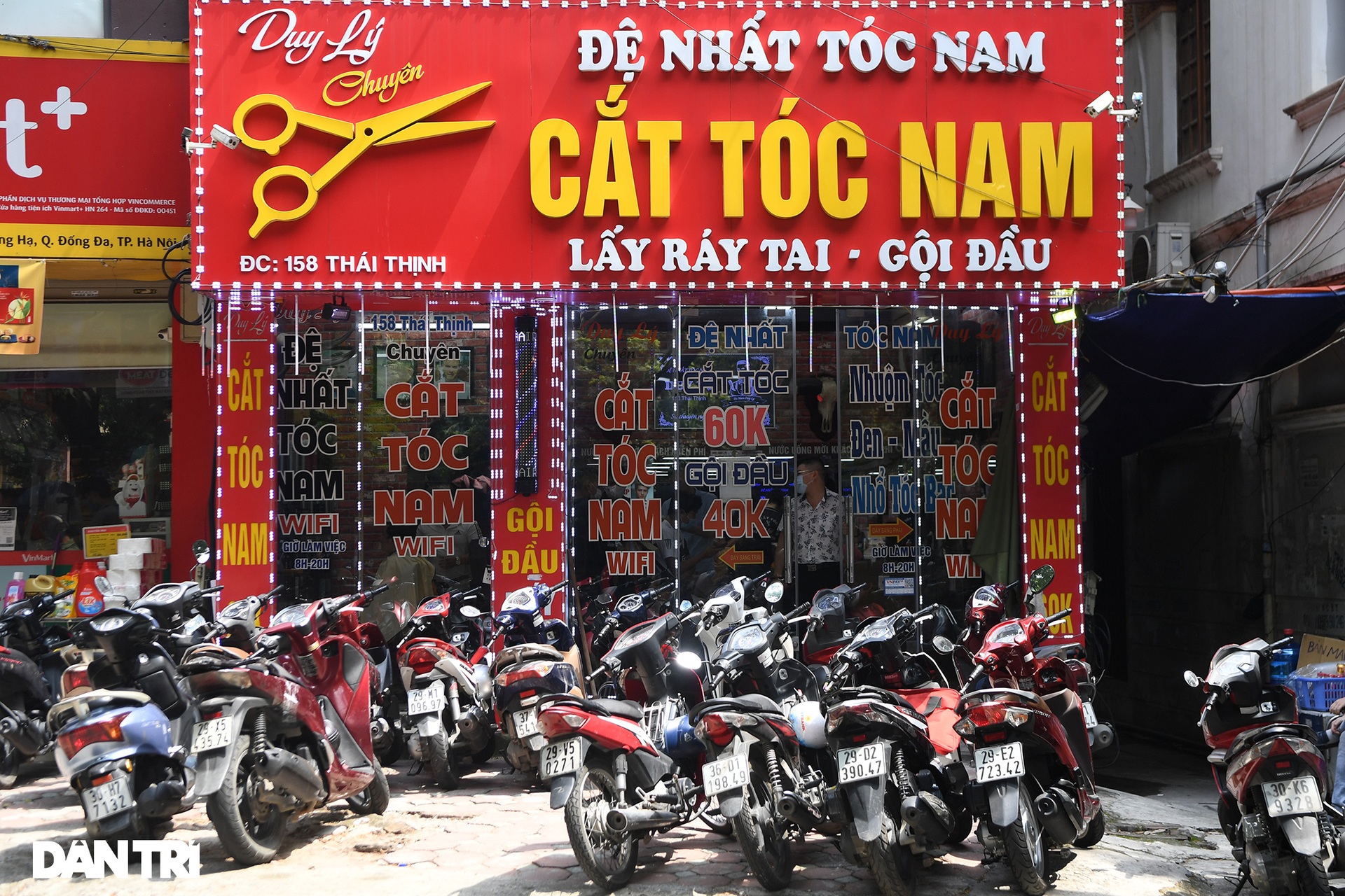 Người dân ở Hà Nội đổ xô đi cắt tóc sau 2 tháng giãn cách xã hội - 14 Người dân ở Hà Nội đổ xô đi cắt tóc sau 2 tháng giãn cách xã hội - 14