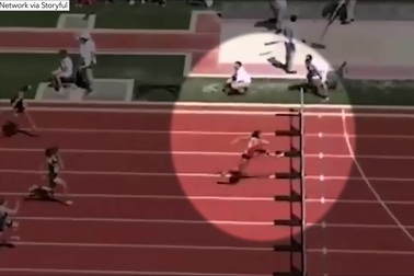 Nữ vận động viên vấp ngã vẫn cố lăn về đích để giành huy chương vàng