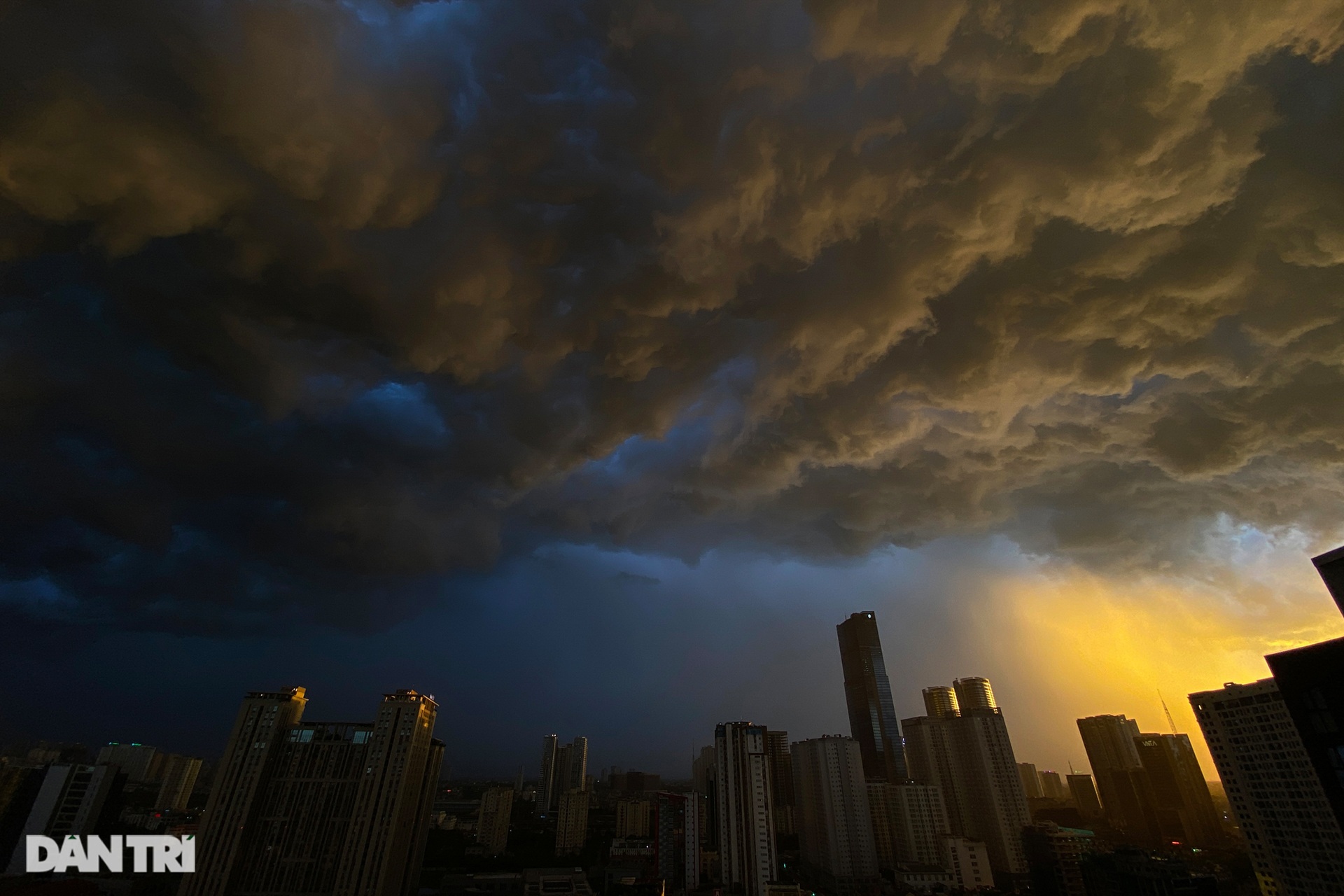 Hình ảnh cơn giông lớn chưa từng thấy bao trùm Hà Nội chiều 26/6 - 11 Hình ảnh cơn giông lớn chưa từng thấy bao trùm Hà Nội chiều 26/6 - 11