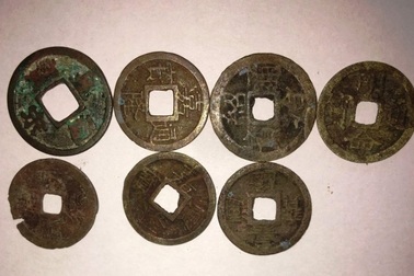 Phát hiện nhiều tiền xu khi khơi lại giếng cổ