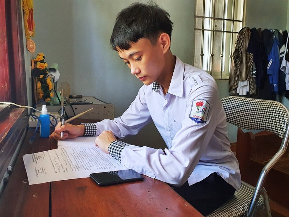 Nghị lực cậu học trò nghèo mồ côi mẹ đạt giải Nhì tỉnh môn Toán - 4 Nghị lực cậu học trò nghèo mồ côi mẹ đạt giải Nhì tỉnh môn Toán - 4