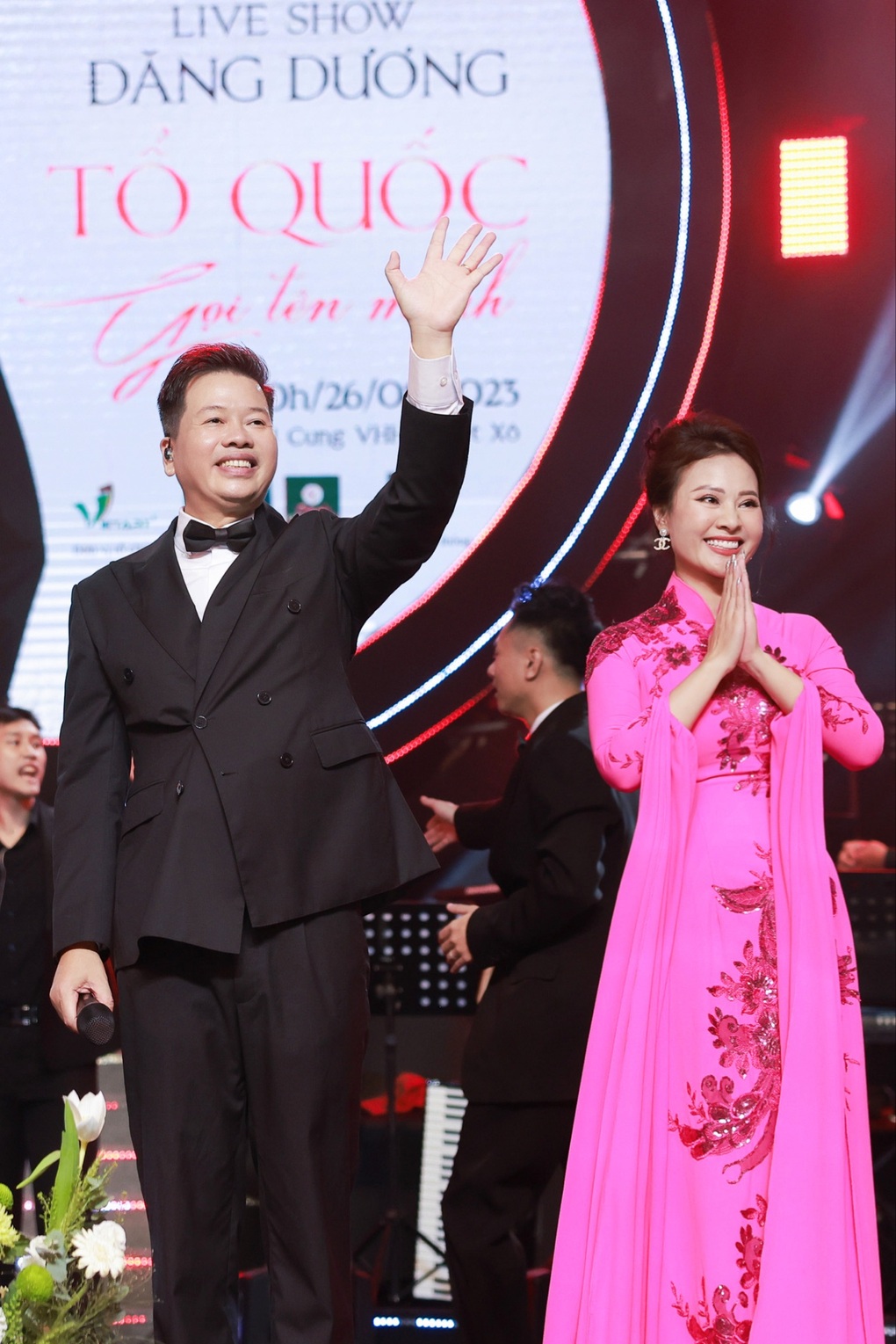 Liveshow Tổ quốc gọi tên mình: Đăng Dương bất ngờ trẻ hóa nhạc đỏ - 4 Liveshow Tổ quốc gọi tên mình: Đăng Dương bất ngờ trẻ hóa nhạc đỏ - 4