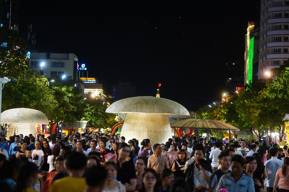Háo hức chờ mở cửa đường hoa Nguyễn Huệ, khách nước ngoài chuẩn bị áo dài, nón lá trước cả tuần - 13 Háo hức chờ mở cửa đường hoa Nguyễn Huệ, khách nước ngoài chuẩn bị áo dài, nón lá trước cả tuần - 13
