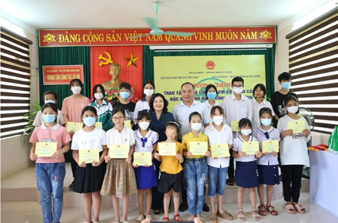 Thứ trưởng Nguyễn Thị Hà trao 50 suất học bổng tới trẻ em có hoàn cảnh đặc biệt khó khăn trên địa bàn Quảng Bình, mỗi suất trị giá 1 triệu đồng.
