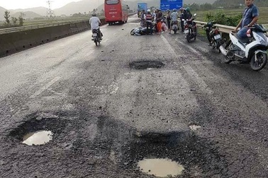 Tai nạn thương tâm vì “ổ gà” bao giờ mới chấm dứt?