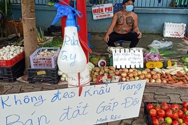 Ông chủ xăm trổ bán rau gây sốt và 2 triệu đồng từ cô gái quán Karaoke