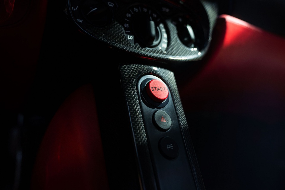 Soi chi tiết siêu xe Ferrari Enzo vừa lập kỷ lục bán đấu giá trực tuyến - 20 Soi chi tiết siêu xe Ferrari Enzo vừa lập kỷ lục bán đấu giá trực tuyến - 20