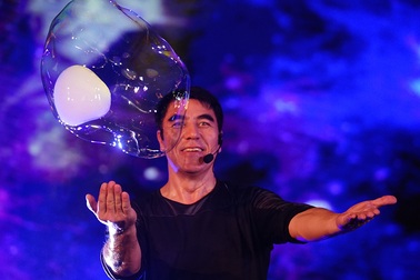 Cuối tuần đi xem kỷ lục gia thế giới biểu diễn bong bóng xà phòng