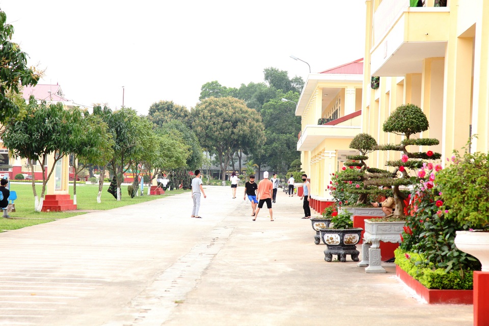 Cuộc sống bên trong khu cách ly công dân về từ vùng dịch Covid-19 - 1 Cuộc sống bên trong khu cách ly công dân về từ vùng dịch Covid-19 - 1