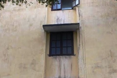 Rơi từ tầng 3 bệnh viện, bé 3 tuổi thoát chết hi hữu