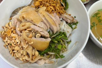 Quán phở gà Hà Nội gây sốt với khách Trung Quốc, có người ăn cả ngày