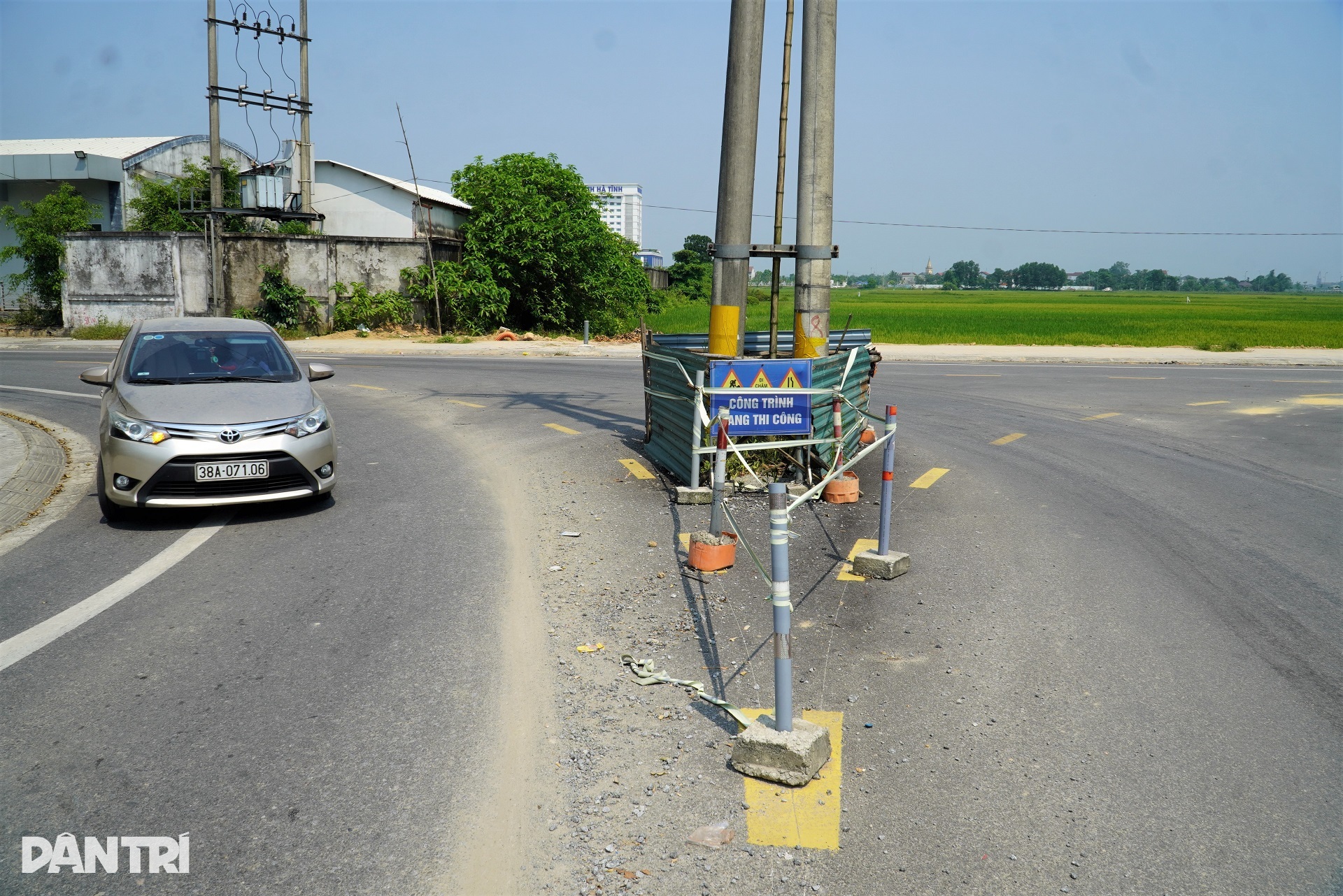 Hàng loạt cột điện vô duyên đứng giữa đường thành phố Hà Tĩnh - 3