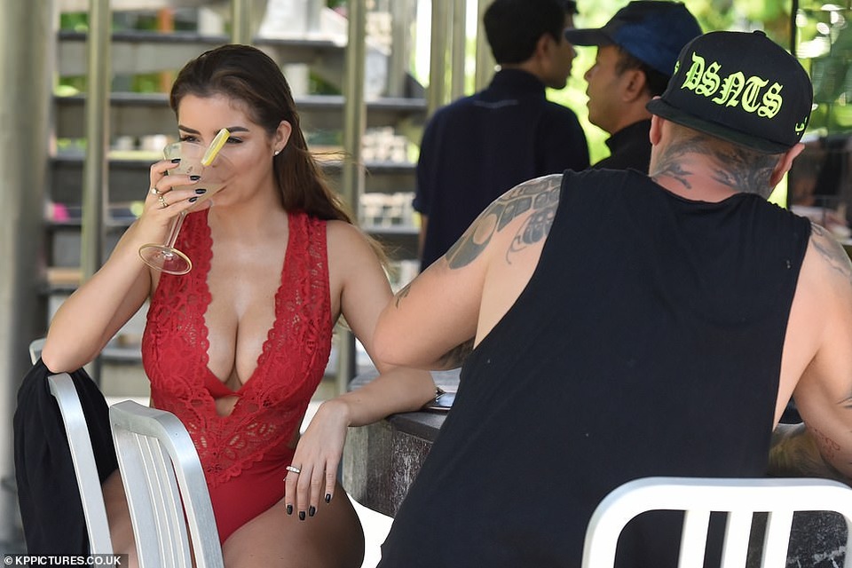 Demi Rose diện đồ bơi đỏ rực quyến rũ - 7 Demi Rose diện đồ bơi đỏ rực quyến rũ - 7