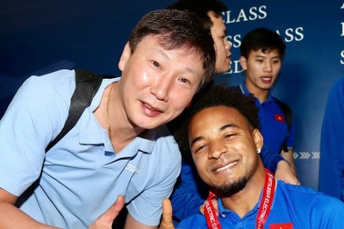 Đội tuyển Việt Nam mang cúp rời Thái Lan, Xuân Son về chung với toàn đội