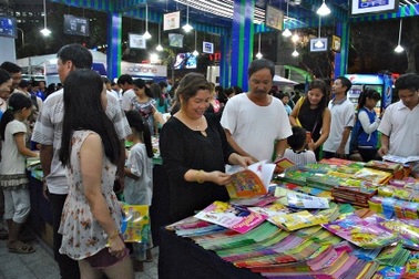Cần Thơ: Phụ huynh "vật vã" tìm sách giáo khoa cho con