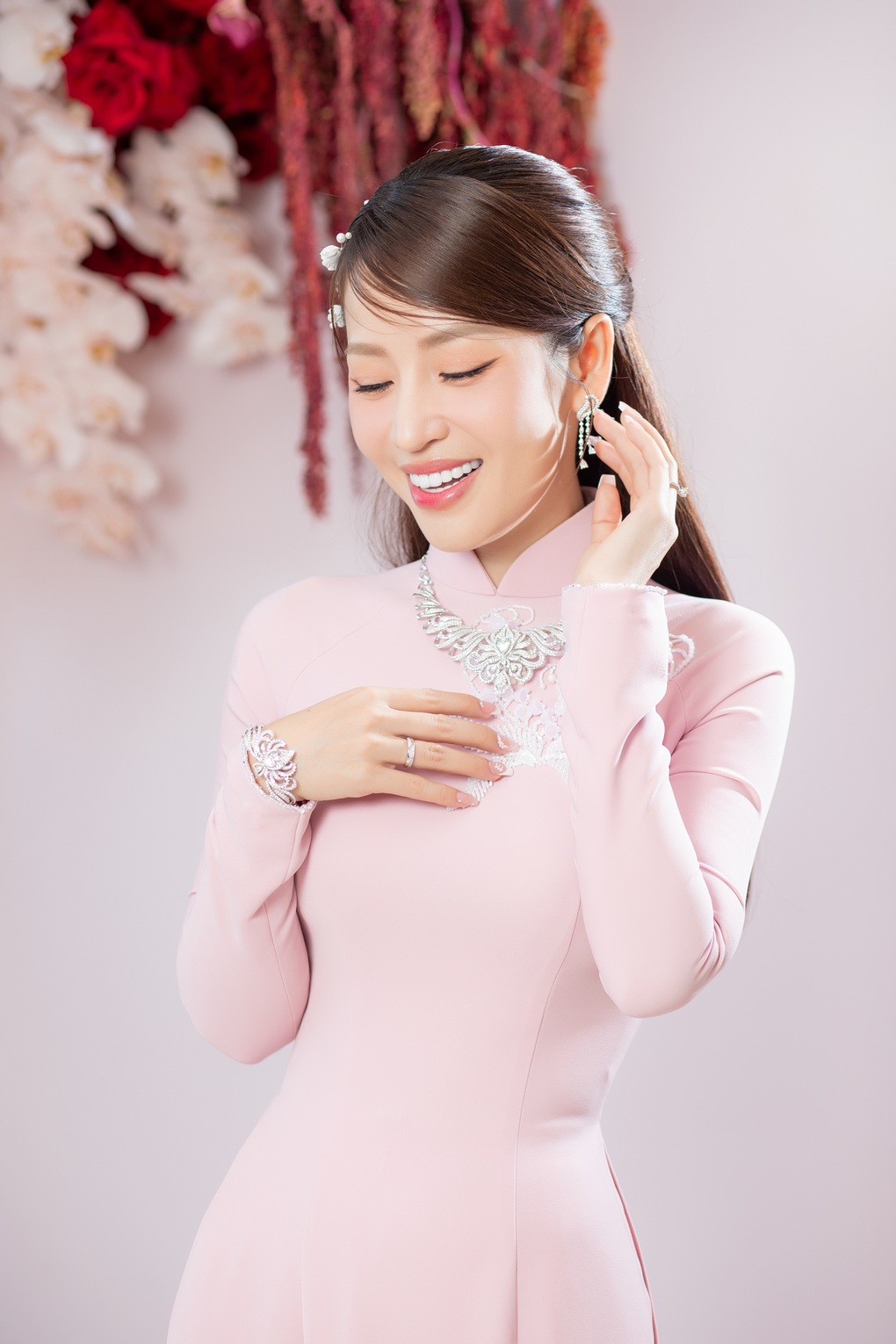 Lễ tân hôn Puka, Gin Tuấn Kiệt: Cô dâu được mẹ chồng tặng trang sức tỷ đồng - 4 Lễ tân hôn Puka, Gin Tuấn Kiệt: Cô dâu được mẹ chồng tặng trang sức tỷ đồng - 4