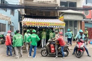 Dịch bệnh "bủa vây", môi giới bất động sản bỏ nghề đi làm shipper, bán hàng