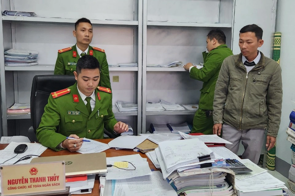 Khởi tố 2 cán bộ phường chiếm đoạt tiền hỗ trợ lũ lụt của người dân - 2 Khởi tố 2 cán bộ phường chiếm đoạt tiền hỗ trợ lũ lụt của người dân - 2