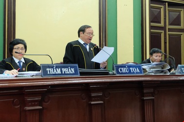 Thẩm phán Tòa án TPHCM mặc áo choàng khi xét xử