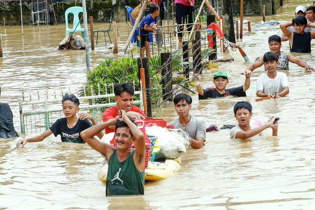 Lũ lụt, lở đất nghiêm trọng hậu bão Noru tại Philippines - 2 Lũ lụt, lở đất nghiêm trọng hậu bão Noru tại Philippines - 2