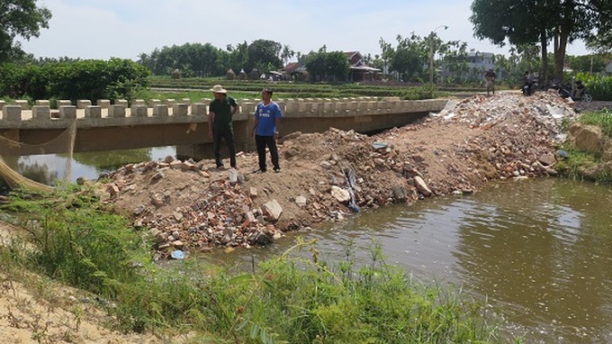 các hộ dân trong thôn đã cùng nhau đóng góp hơn 10 triệu đồng mua gần 40 xe đất lấp ngang tuyến kênh này.