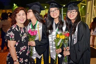 Chị em sinh 3 người Việt “ghi danh” vào lịch sử giáo dục bang Texas