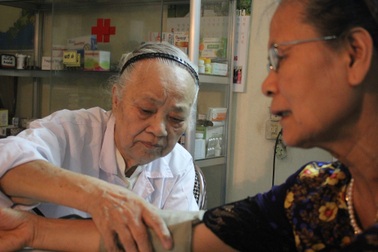 Gặp cụ bà U80 có 25 năm mở phòng khám miễn phí ở Hà Nội