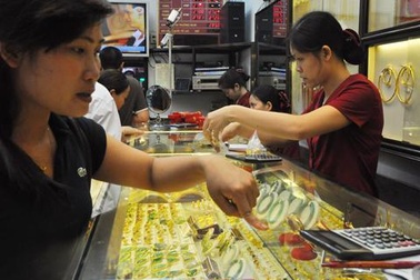 Vàng tiếp tục giảm giá, chênh lệch co hẹp