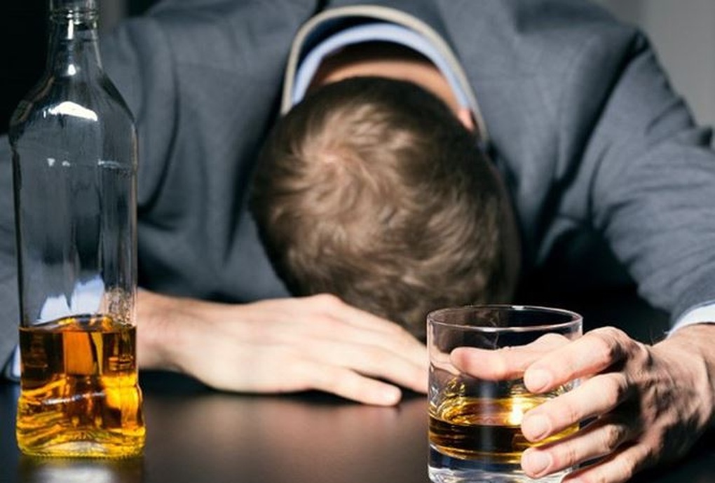Người đàn ông suýt hỏng mắt vì uống loại rượu này - 1 Người đàn ông suýt hỏng mắt vì uống loại rượu này - 1
