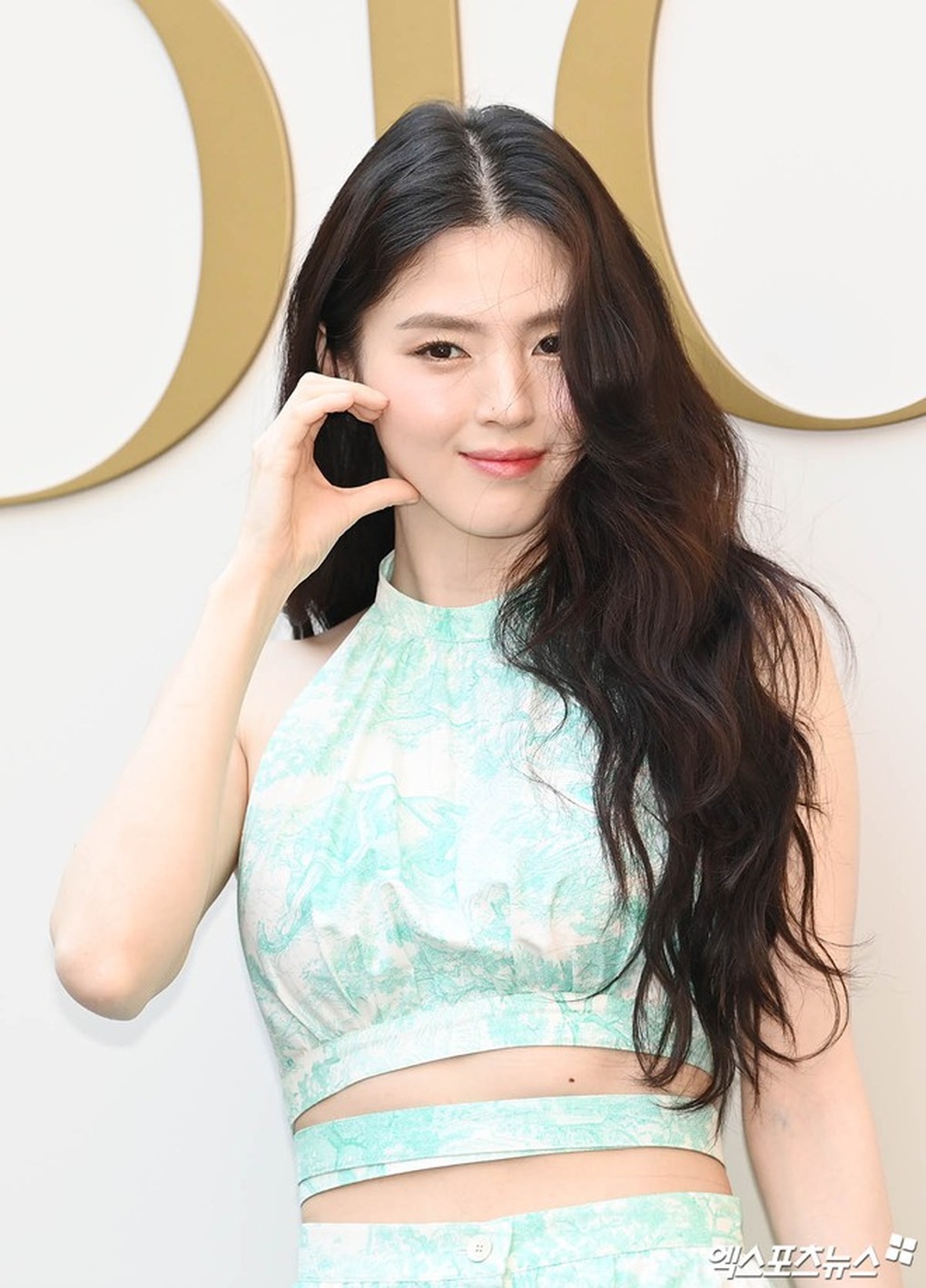 Han So Hee lộ diện xinh đẹp, khoe lưng trần gợi cảm - 3 Han So Hee lộ diện xinh đẹp, khoe lưng trần gợi cảm - 3