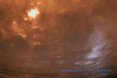 Ô tô phóng nhanh qua chỗ ngập, nước trùm kính lái cực nguy hiểm