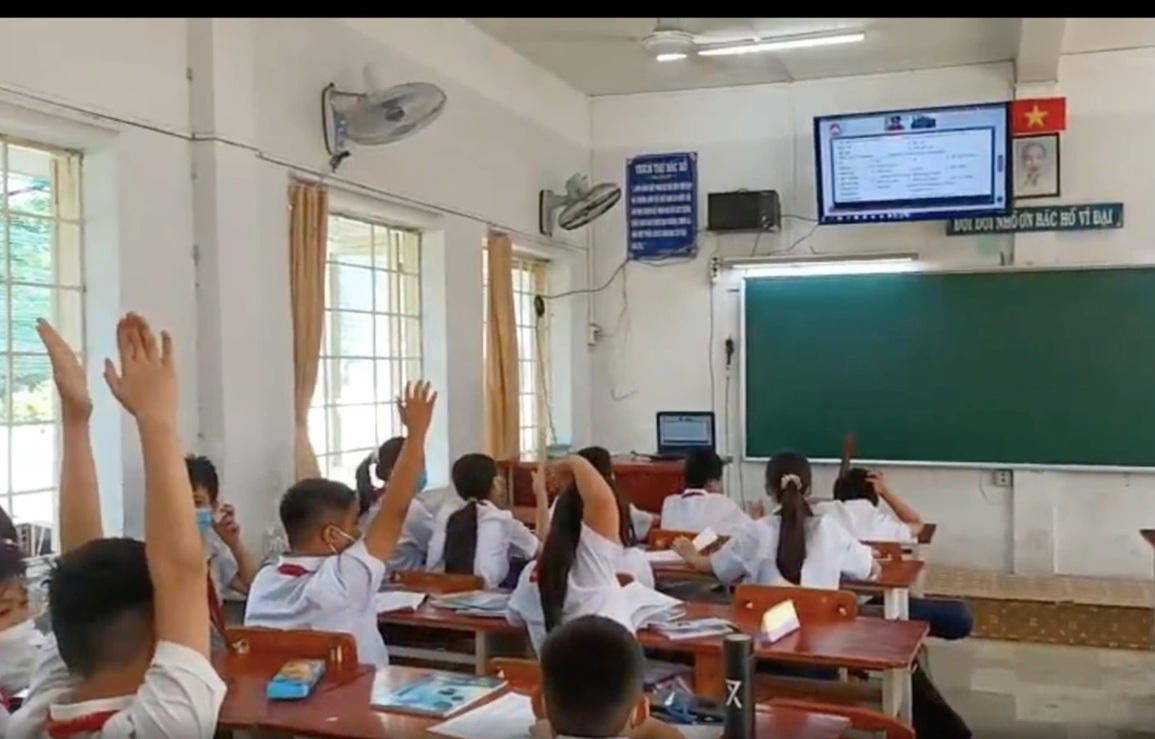 Rớm nước mắt cô giáo vừa bế con nhỏ, vừa giảng bài trên lớp - 2 Rớm nước mắt cô giáo vừa bế con nhỏ, vừa giảng bài trên lớp - 2