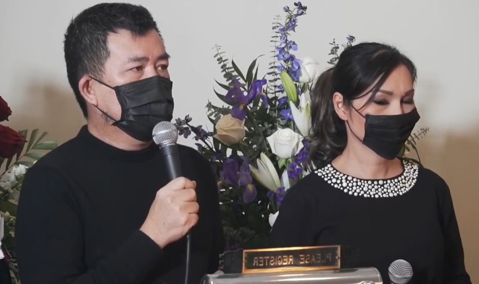 Đồng nghiệp nghẹn ngào khi thấy chiếc micro an táng cùng Vân Quang Long - 10 Đồng nghiệp nghẹn ngào khi thấy chiếc micro an táng cùng Vân Quang Long - 10