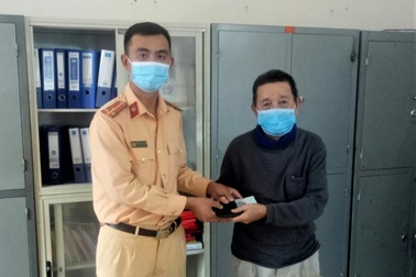Nhặt được ví tiền khi đi tuần tra, chiến sĩ CSGT tìm người trả lại