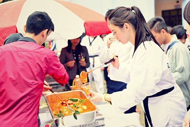 Sinh viên Việt – Hàn dạy nhau làm bánh tteok, bánh chay