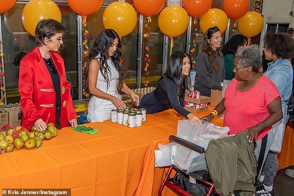 Fans chỉ trích gia đình Kim Kardashian lãng phí đồ ăn - 7 Fans chỉ trích gia đình Kim Kardashian lãng phí đồ ăn - 7
