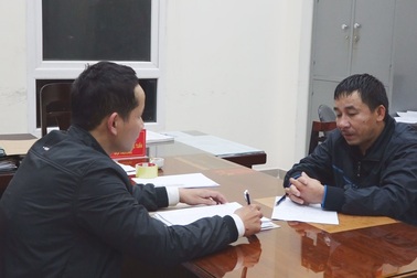 Bị phát hiện buôn pháo, giám đốc doanh nghiệp tông thẳng xe vào công an để bỏ trốn