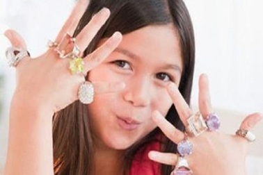 Sốc với những màn “phát cuồng” làm đẹp cho con