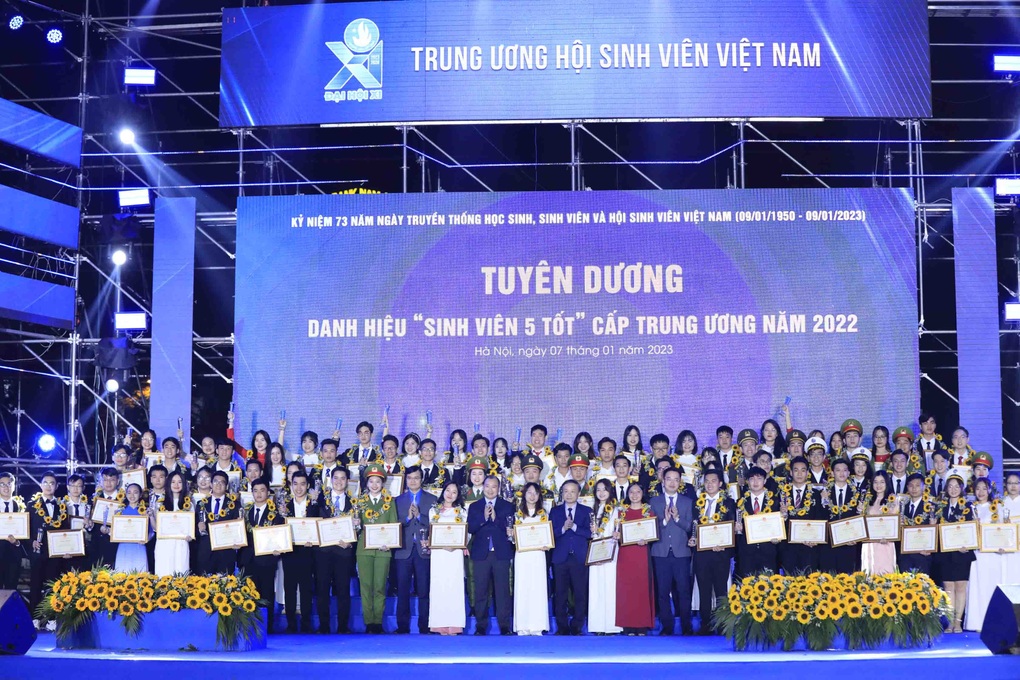 Tuyên dương 85 Sinh viên 5 tốt và 104 Sao tháng Giêng - 3 Tuyên dương 85 Sinh viên 5 tốt và 104 Sao tháng Giêng - 3