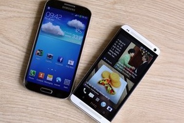 So cấu hình và “đọ dáng” bộ đội Galaxy S4, HTC One tại Việt Nam