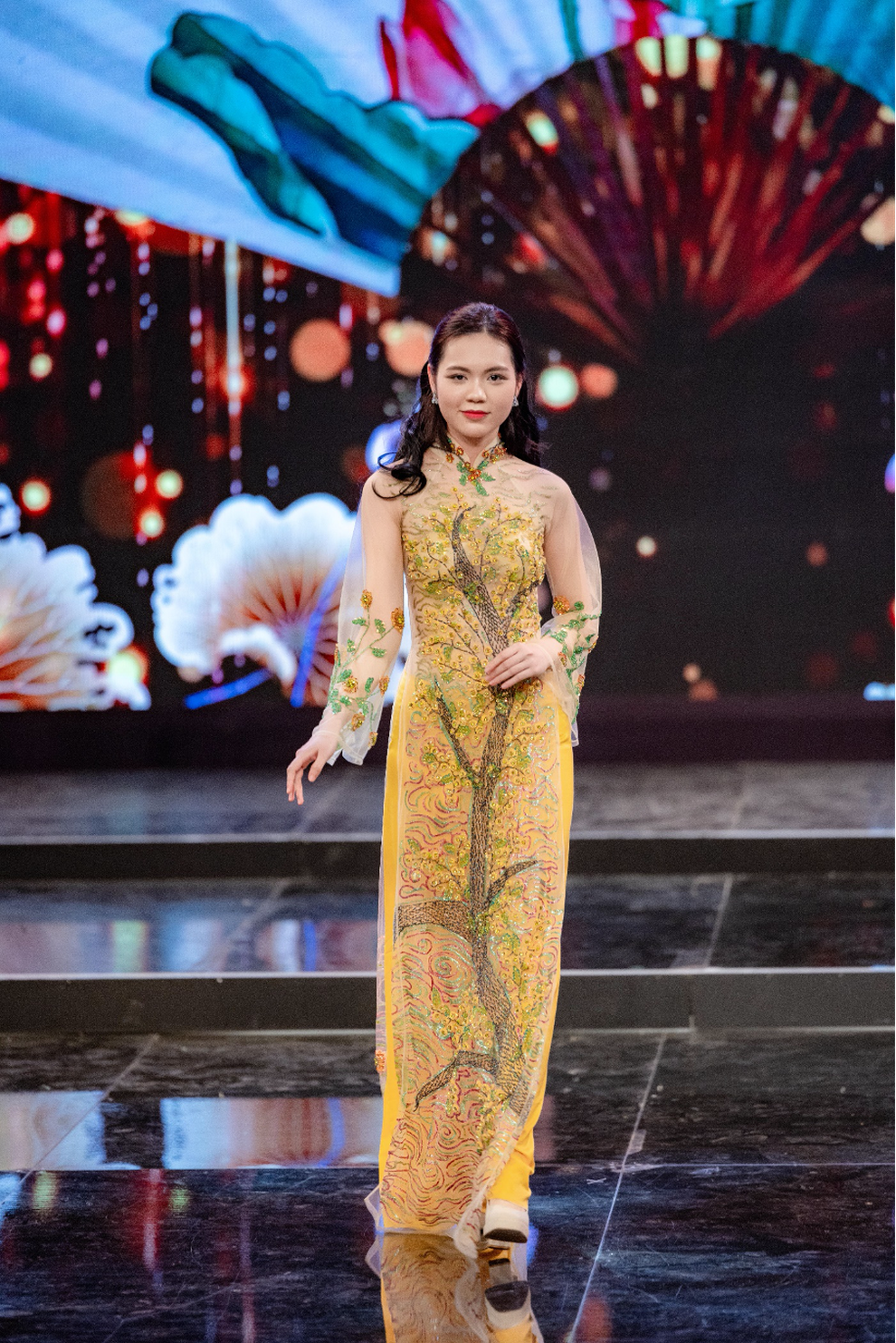 Hoa hậu Lương Kỳ Duyên duyên dáng trình diễn áo dài - 1 Hoa hậu Lương Kỳ Duyên duyên dáng trình diễn áo dài - 1