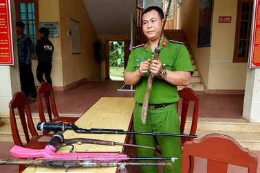 Người dân tự lên mạng học làm... súng săn