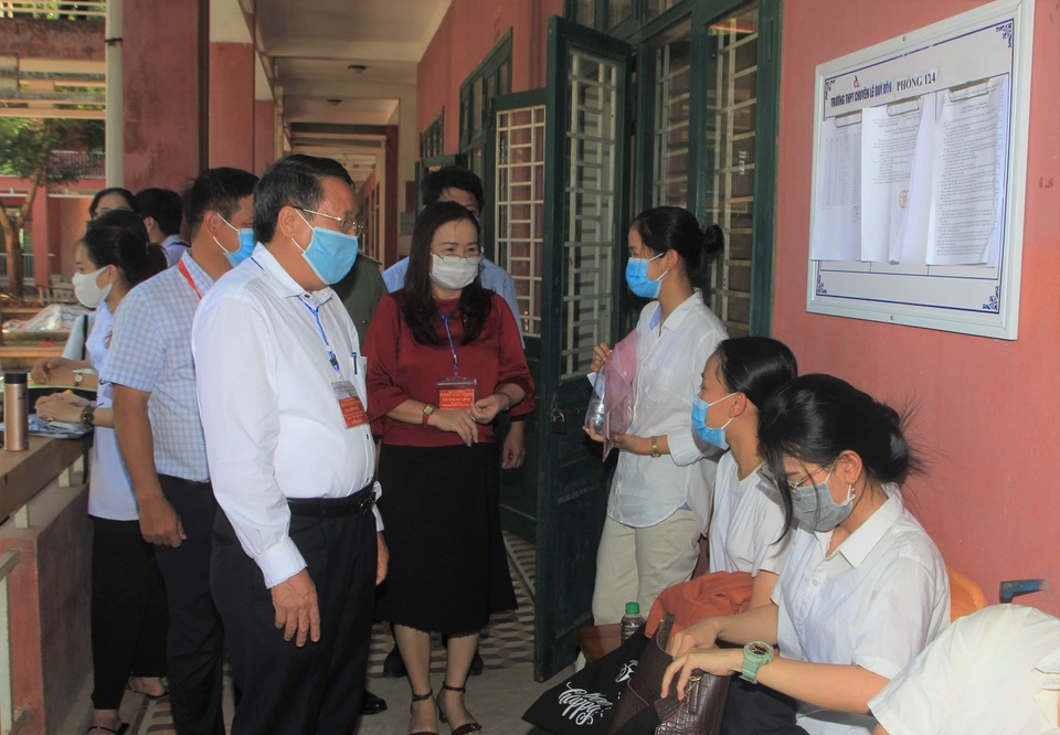 Thay khẩn 178 giám thị, 58 cán bộ phục vụ thi do liên quan bệnh nhân Covid - 3