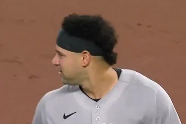 Cú bật nhảy bắt dính bóng đáng kinh ngạc của VĐV bóng chày