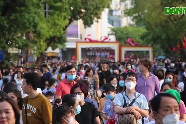 Thời tiết đẹp, phố đi bộ Hồ Gươm đông kín khách