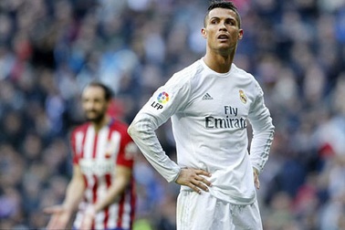 C.Ronaldo bị cổ động viên chửi rủa, Real Madrid “hỗn loạn”