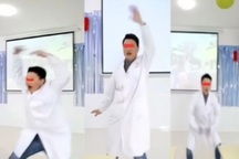 Dân mạng dậy sóng với "điệu nhảy đười ươi" của bác sĩ Trung Quốc