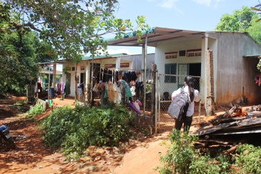 Những phận người trên “xóm không chồng”