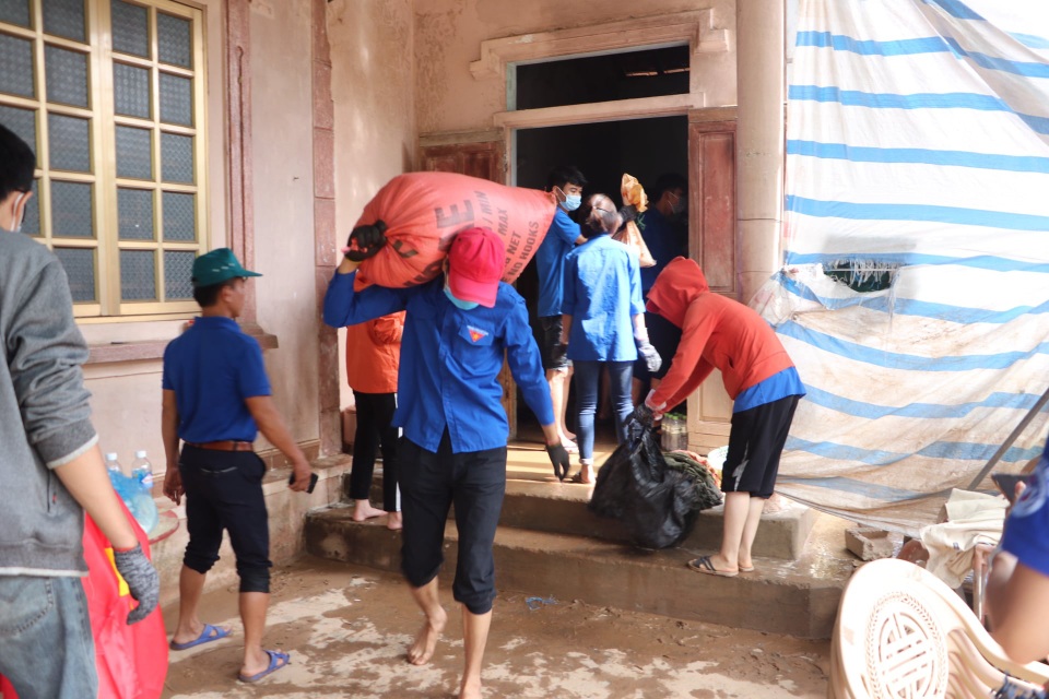 Nhiều bạn trẻ xung phong vào Hà Tĩnh giúp đồng bào khắc phục hậu quả lũ lụt - 6 Nhiều bạn trẻ xung phong vào Hà Tĩnh giúp đồng bào khắc phục hậu quả lũ lụt - 6