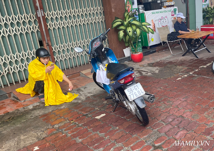 Mưa trắng trời sáng đầu tuần, người Sài Gòn bì bõm đi làm giữa đường kẹt xe, trẻ con mệt nhoài theo cha mẹ - Ảnh 10. Mưa trắng trời sáng đầu tuần, người Sài Gòn bì bõm đi làm giữa đường kẹt xe, trẻ con mệt nhoài theo cha mẹ - Ảnh 10.